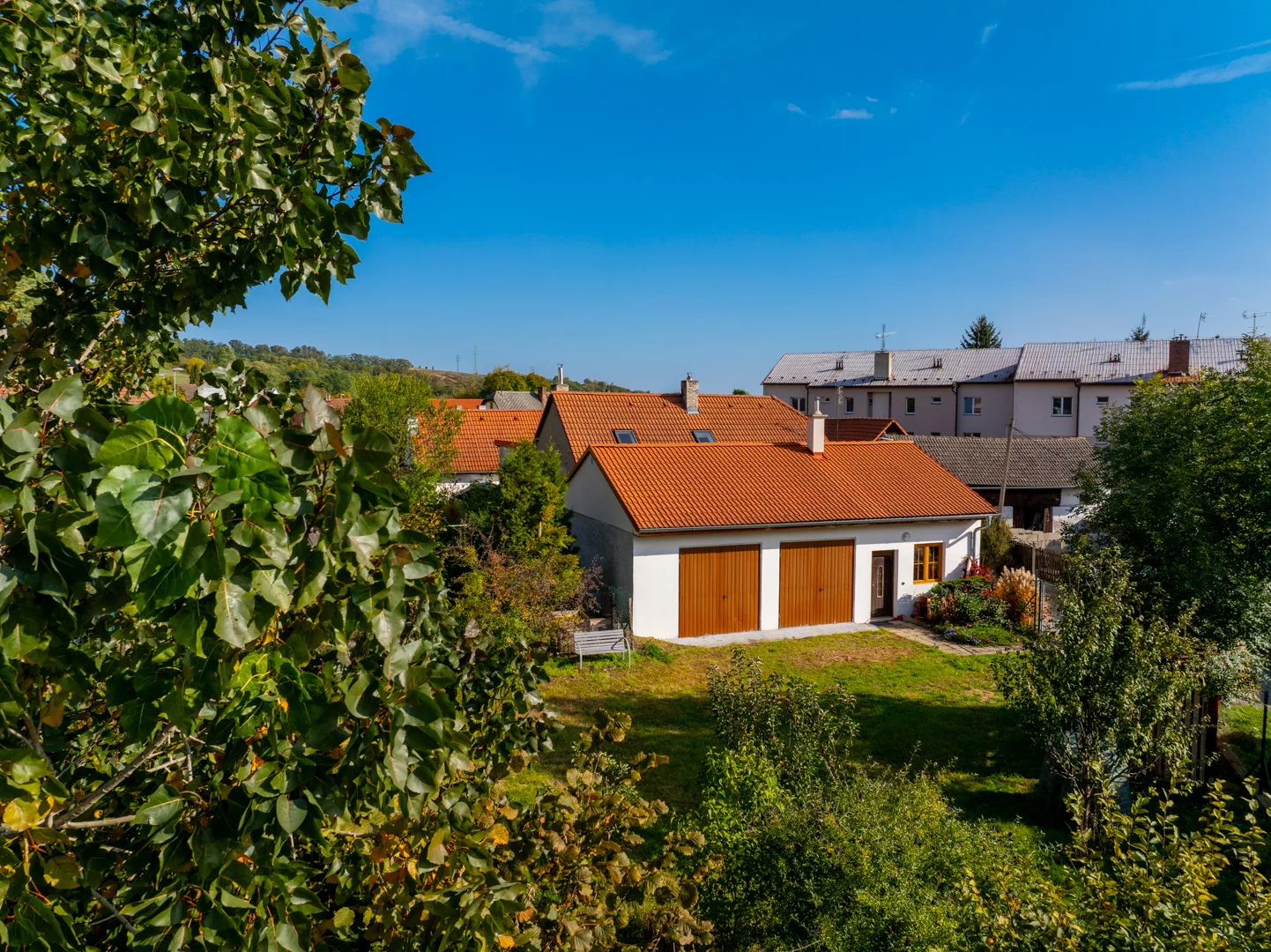 Dvojgaráž s dílnou a zahradou v Kochánkách